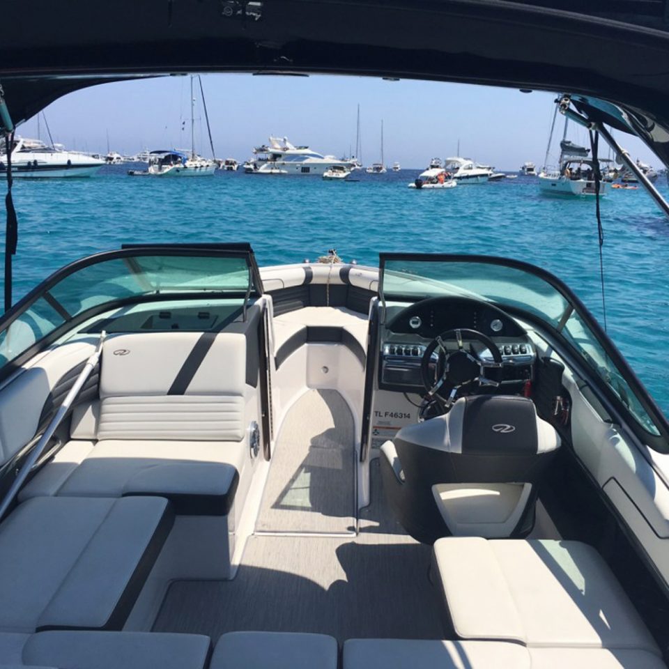 Bateau confortable à louer - Regal 2100 RX Surf 300cv 2016