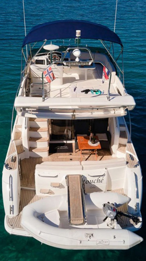 Passion boat. Location bateau 10 personnes Princess 42 sur la Côte d'Azur