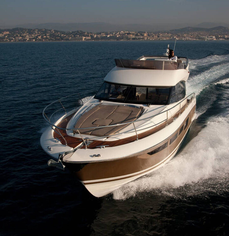Prestige Fly 500 d'une capacité de 12 personnes à louer à Mandelieu