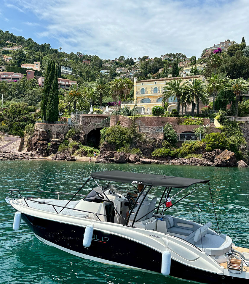 Bateau Eolo 8.30 à louer à Mandelieu - Capacité 9 personnes